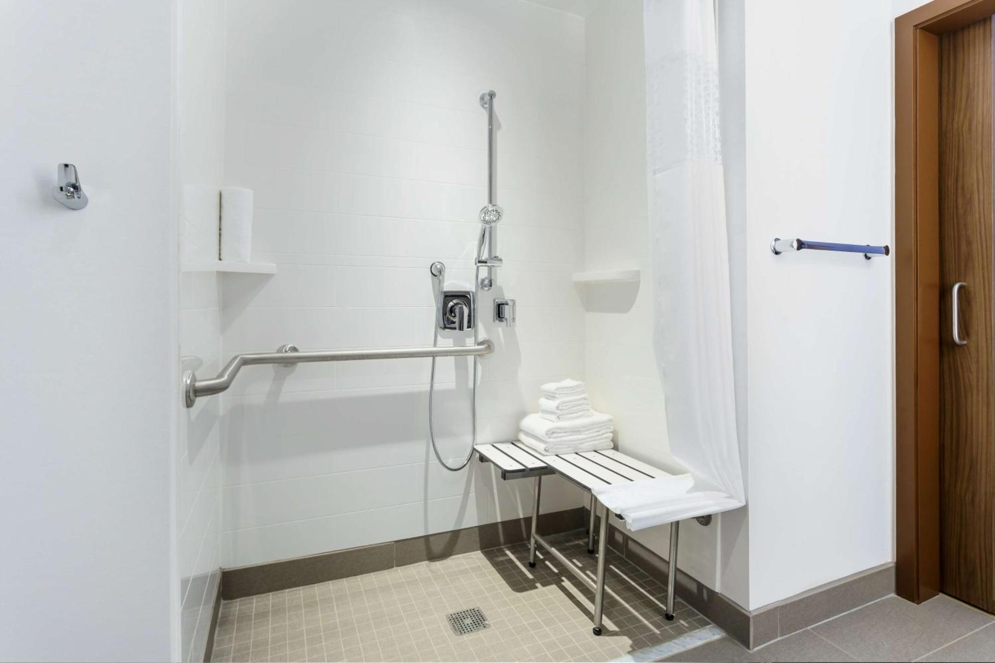 King Room with Roll-In Shower - Mobility/Hearing Accessible,1548560530:JPEG