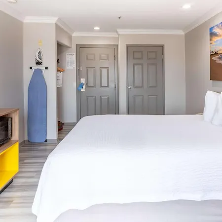 Days Inn By Wyndham Santa Monica-2